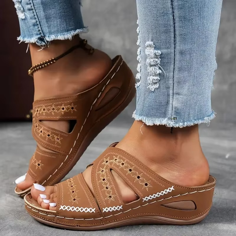 Sandales anatomiques femme à semelle compensée brodées en cuir