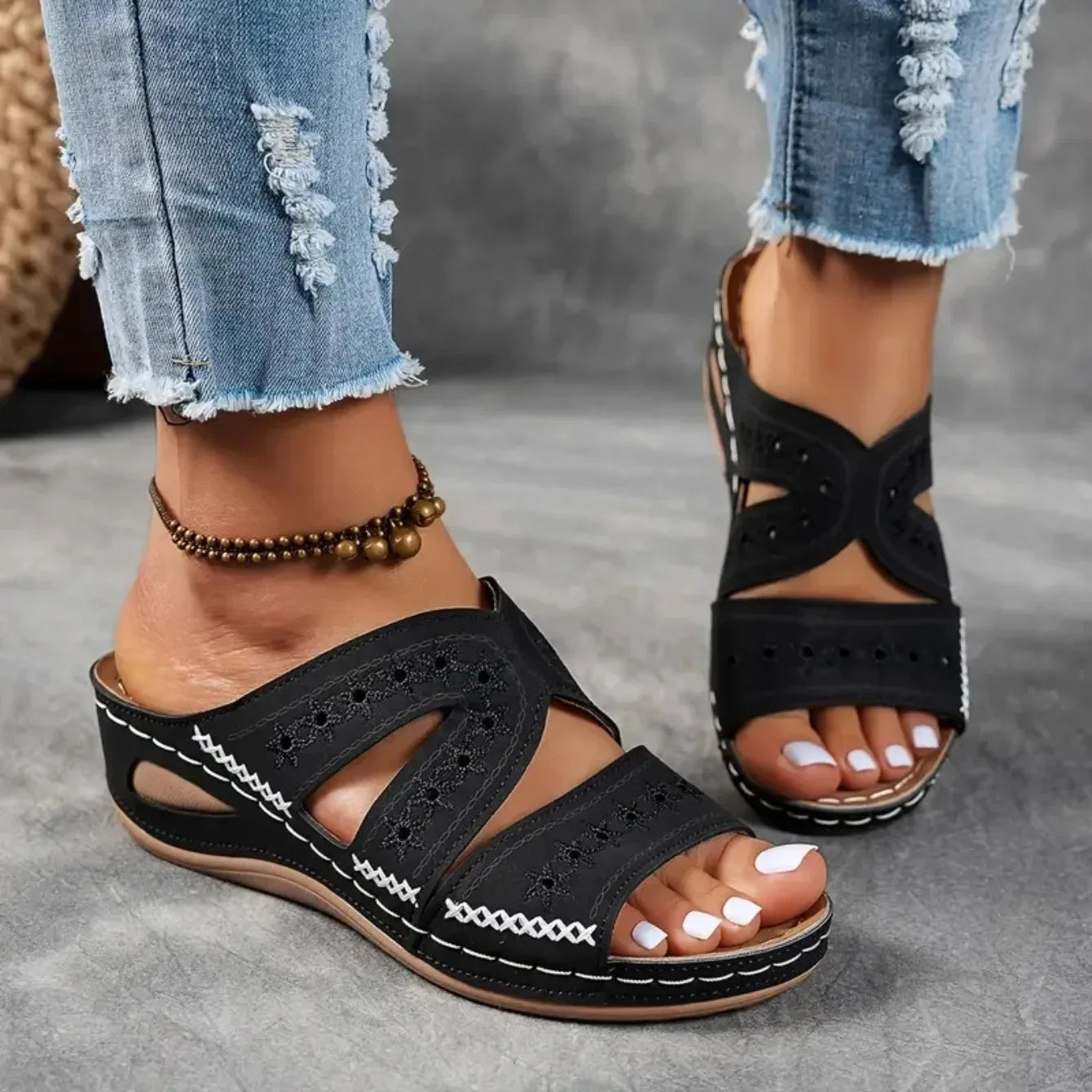 Sandales anatomiques femme à semelle compensée brodées en cuir