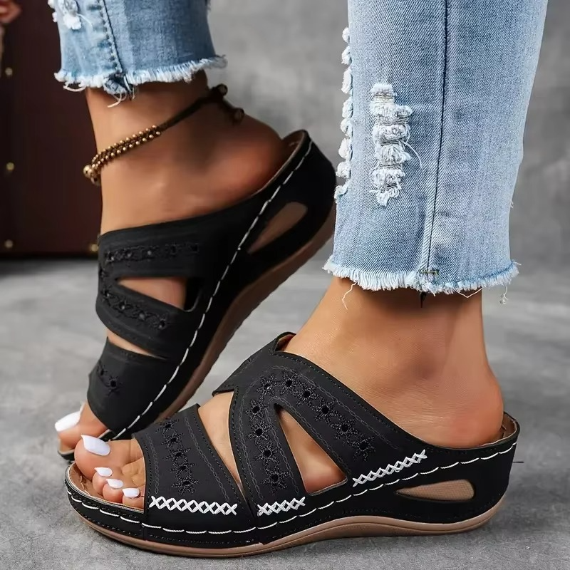 Sandales anatomiques femme à semelle compensée brodées en cuir