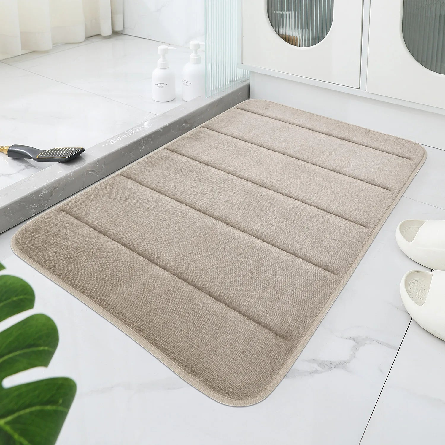 Tapis de Salle de Bain en Velours Antidérapant avec Motif Géométrique en Relief