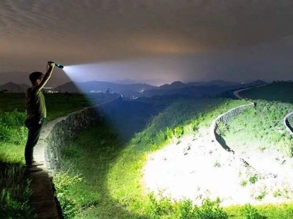 Super Lampe Torche Tactique Zoom - La Plus Puissante du Monde